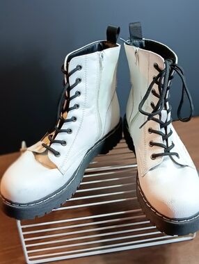UNIONBAY Hayden Womens White Lace-Up Combat Boots with Black Soles 8.5M